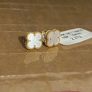 18K Solid Gold Clover Earrings 10mm White Mother of Pearl – HK Setting